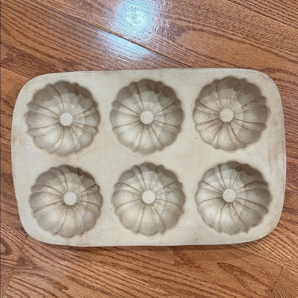 Pampered Chef Family Heritage Stoneware Mini Fluted Bundt Pan Classic Collection - Picture 7 of 9